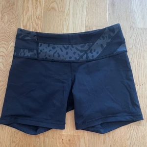 Lululemon shorts  - Cykelbyxor/träningsshorts från Lululemon, lappen är bortklippt men skulle gissa på storlek 34-36 då de är lite små för mig som är en 38. Skönaste materialet och supersnygg passform, ledsen över att de blivit för små för mig :(
