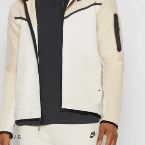 Nike tech fleece tracksuit/set vit beig  - Ett jätte fint Nike tracksuit vit och beig med ficka på ena sidan låret och armen, qr kod i både byxor och tröja som tar dig till Nike hemsida pris kan diskuteras, snabb affär då jag behöver pengarna!☺️