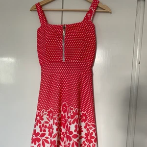 Fin sommar klänning  - En fin sommar klänning som är bara använt en gång. Den har en skön och stretchig material som kan passa till även de som tar vanligt på sig L eller Xl. Det finns även möjligheten att hämta upp klänningen i centrala Stockholm 