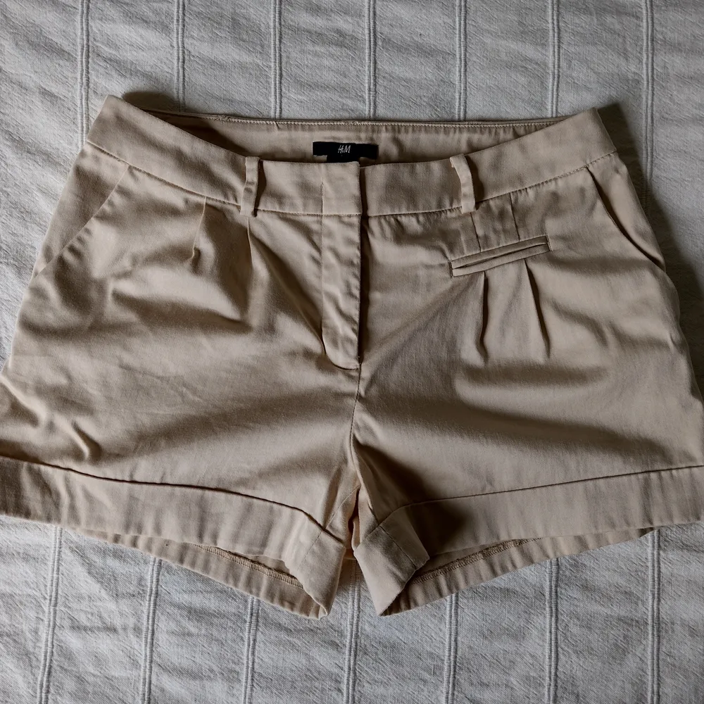 Beigea shorts. Sparsamt använda. 98% bomull och 2% elastan. Storlek 34.. Shorts.