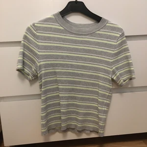 Randig topp - Säljer nu denna randiga tröjan som jag köpte i london för några år sedan. Dock bara använd ett fåtal gånger. Den har ett litet hål på framsidan men det syns knappt.