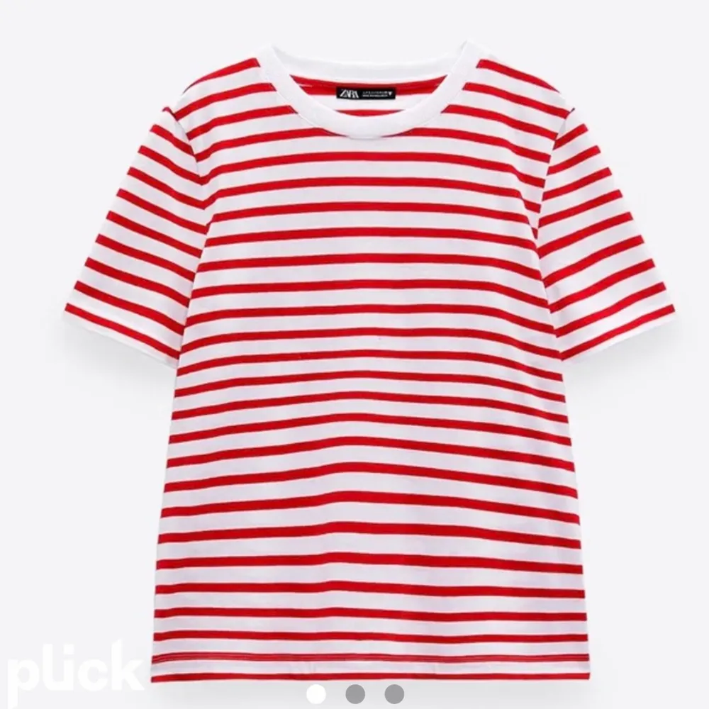 Röd vit randig t-shorts från zara, super fin i storlek M men passar bra på mig som oftast har S eller xs i Zarah kläder🙌🏼. T-shirts.
