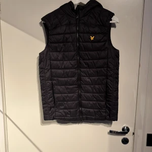 Lyle soctt väst - Säljer min gamla Lyle Scott väst som jag ej använder 