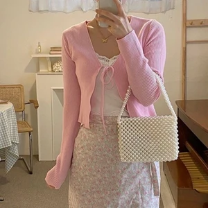 rosa kofta / knyttopp - säljer denna rosa bik bok kofta / topp med knytning i fram för att den var för stor på mig. köpte den här på plick men den är aldrig använd av varken mig eller förra säljaren. de första två bilderna är lånade. det är bara att skriva vid frågor<3