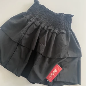 Helt ny kjol - Ny volangkjol från Shein med märket Romwe, prislapp kvar. Säljs pågrund av att den inte passade mig, den är i storlek S. Säljer för 100kr. 