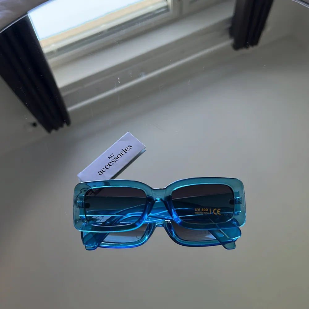 Helt oanvände solglasögon från Nellys egna märke!! 80kr + frakt (11kr) 💓👍🏼🥰. Accessoarer.