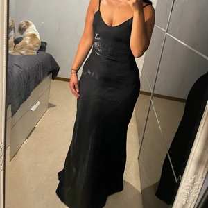 Balklänning storlek M - Superfin balklänning. Endast använd vid 1 tillfälle. Säljer den då jag inte har användning för den längre.  Superbra skick. Finns att hämta i Järfälla och fraktar även. Köparen står för frakten (spårbar frakt 66kr