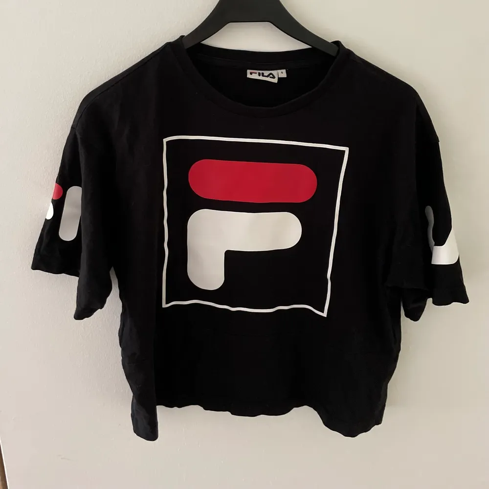 Fila tröja som tyvärr aldrig används längre.Kolla även in min profil då paketpris finns och pris går alltid att diskutera💕💕 . T-shirts.