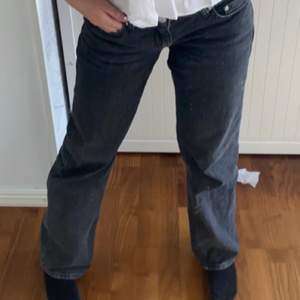 Svarta lågmidjade jeans från weekday, modellen arrow. Slutsålda 