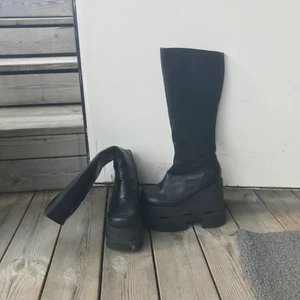 Platåskor - Otroligt snygga platåskor i svart. Säljes pga för små! Klacken är drygt 9 cm hög men de är enkla att gå i eftersom de är höga även framåt i foten. Ganska små i storleken! 