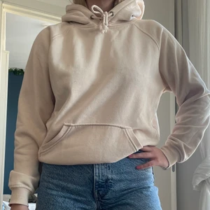 Beige hoodie - Beige hoodie från bikbok i storlek S. Lite nopprig men annars fint skick med mjuk och skön insida