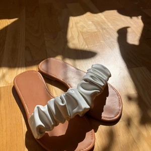 Sandaler tofflor st36 - Ni kan se på bilden hur stora de är. St är 36. 