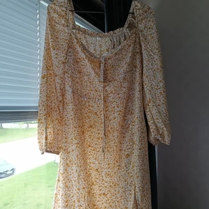 Gulklänning från shein - Gulklänning från shein. Har inte används så mycket. Passa inte min hudfärg så jag säljer det för 100kr