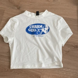 Crop top med tryck - Vit croppad tröja med blått tryck, från shein, aldrig använd