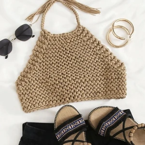 Sommartopp - Säljer då det inte är min stil💕 toppen är helt oanvänd och i bra skick, materialet är jättemjukt och bekvämt💕 säljer för 40kr +52kr frakt så totalen blir 92kr💕 skriv privat vid intresse och pris kan alltid diskuteras💕