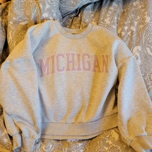 Sweatshirt  - Sweatshirt från gina använd fåtal gånger. 