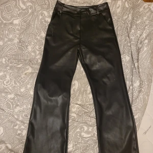Madlady Skinnbyxor -  MADLADY SKINNBYXOR.  Andvänd 1gång. Sitter super fint och jätte sköna. Storlek M men är uppsydda lite i benen så passar allt från om man är 155-162 men går fortfarande över skorna. Nypris är 500 säljer för 250kr🤍