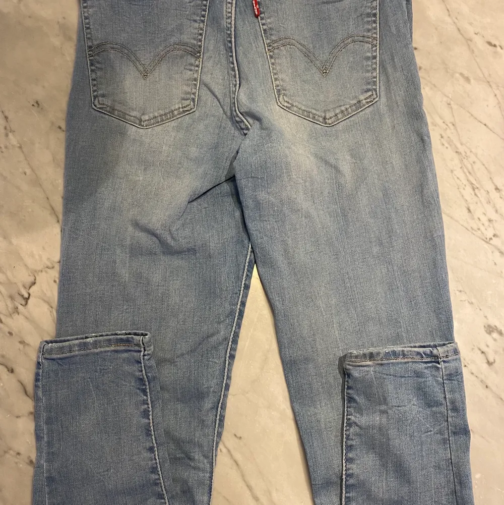 Blåa Levi’s premium jeans. Knappt använda i bra skick. Storlek 27, slim och högmidjade.. Farkut & Housut.