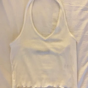 Vit topp - Vitt linne från Bik Bok i st S, jättefint och knappt använt!