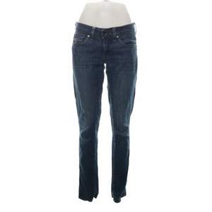Snygga blå low waisted jeans, något slitna samt lite smutsiga på baksidan
