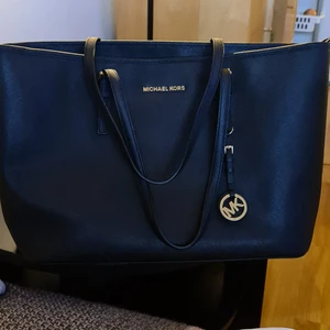 Äkta MK väska, hel ny - Fick present MK väska,  men inte mitt stil. Det är hel ny, aldrig använd. 