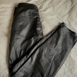 Skinnbyxor - Byxor i skinnimitation från H&M. Storlek 36 men skulle även passa 38. Aldrig använda. Momfit. 