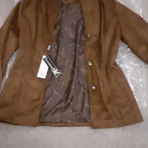 Kvinna - En bra jacka och har aldrig använt den är bra men de var lite för mig så jag vill sälja 