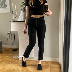 Svarta raka jeans - Säljer dessa svarta raka jeans från Zara i storlek 36.