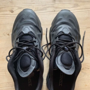 Nike airmax  - Svarta nike airmax skor! Köpta 2021, alltså en ganska ny modell! Knappt använda men det finns en liten skavank på dem därav lite billigare! De köptes för 1200 kronor. Kan gå ner i pris vid snabb affär! Vet ej vad frakten ligger på, men lär ej bli särskilt dyrt! 