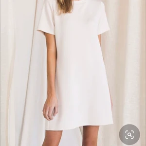 Student klänning  - T-shirt klänning med öppen rygg storlek small