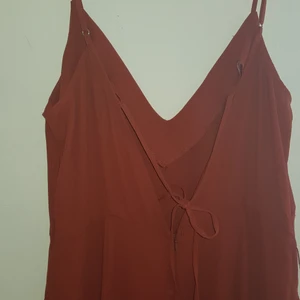 Byxdress  - Supersnygg byxdress rostfärgad i str M från Forever 21. Har slits på nedre delen av byxbenen. Djup urringning i bak med snöre. Detta plagg gör sig inte rättvisa på bilderna då den är snyggare än bilderna visar!