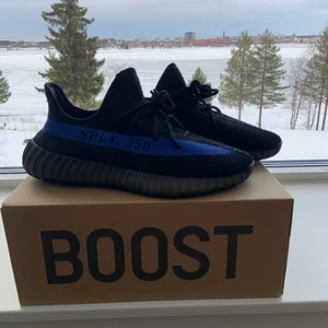 Yeezy Boost 350 V2 Dazzling blue - Yeezy Boost 350 V2 ”Dazzling Blue” 10/10 helt orörda. Kan gå ner i pris för en smidig affär 