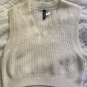 Stickad väst  - Jättesöt stickad vit väst ifrån H&M. Jättefin med tillexempel en vit T-shirt under. Använt några få gånger. Köpare står för frakt!