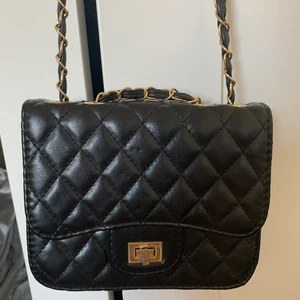 Väska  - En liten svart väska som är helt nya, utan skador, har kanske används några gånger men får Ingen användning av den 