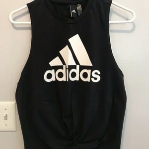 Adidas - Adidas topp storlek s inga fläckar eller skador frakt ingår inte♥️