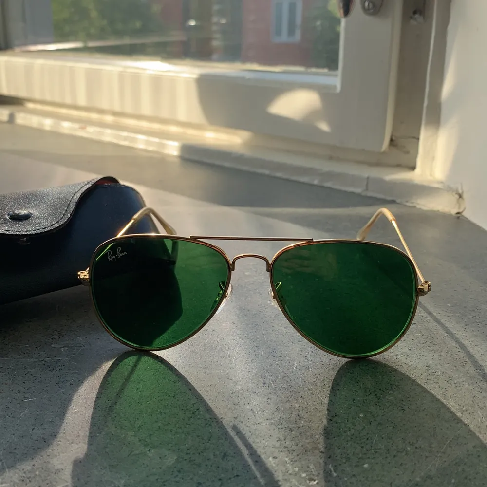 Klassiska Rayban pilot solglasögon ☀️ skriv gärna för fler bilder! ☀️ fodral medföljer ☀️ spårbar frakt med postnord . Accessoarer.