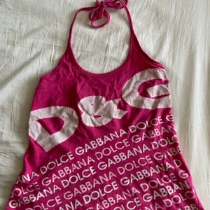 Äkta Dolce & Gabbana linne - Skitsnyggt D&G linne med halterneck knytning. Står storlek M men skulle säga att det passar en S/XS lika bra. Det är bra skick men tecken på användning.  Står avslutat budgivningen men säljs fortfarande pga oseriös köpare!!