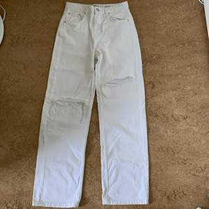 Vita, raka högmidjade jeans med slitningar från Bershka. Storlek 36 & använda 1 gång.