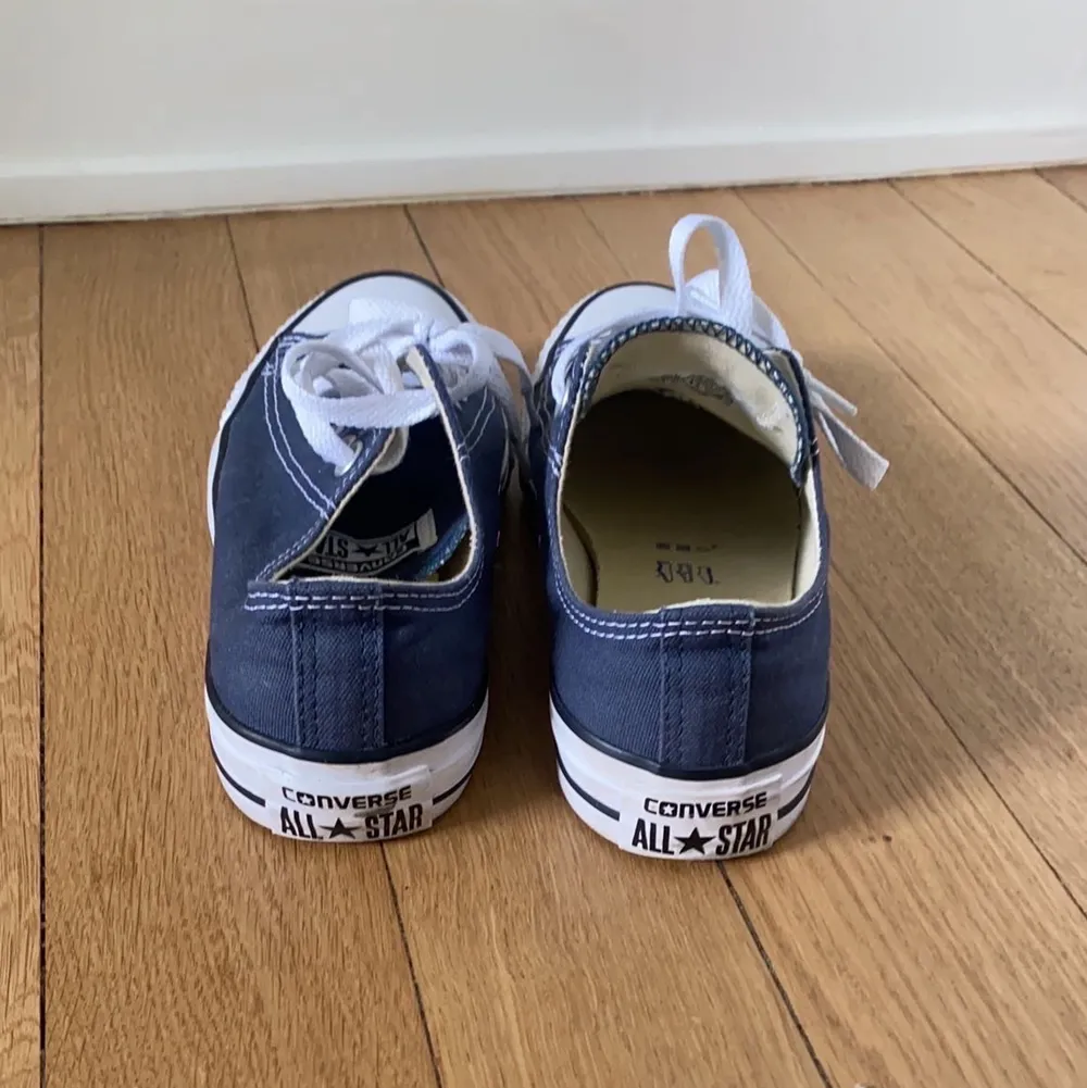 Säljer dessa nästan helt nya converse! Använda max 3 gånger och i väldigt bra sick! Flera intresserade blir det budgivning! STARTBUD:450kr +frakt. Kengät.