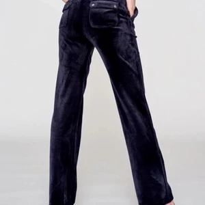 Juicy couture byxor  - Har ett bud på 700kr och om någon inte vill buda högre inom 24 h så säljer jag till denna tjejen 🙌🏼❤️ DIREKTPRIS 850kr