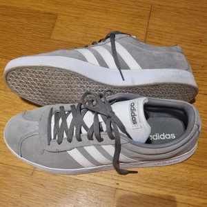Adidas VL court 2.0 - Gråa adidas skor i väldigt bra skick knappt använda utan slitage🌻