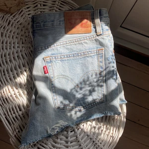 Levis shorts😍 - Levis shorts, osäker på storlek men skulle säga att dem passar någon i s/m.💗Jätte fint skick!