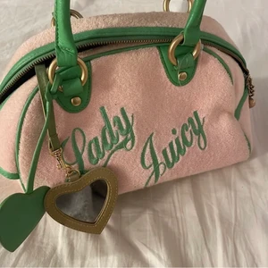 Söker Juicy Couture Väska - ❗️SÖKER EFTER JUICY COUTURE VÄSKOR❗️. Jag söker gärna de med liknande stil i bilderna: bowler bags med grön och rosa färg eller daydreamer med brun och rosa färg. BETALAR RUNT 1300kr för bowler och mer för daydreamer (beror på skick). Kontakta mig privat!