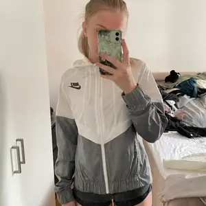 En jätte fin nike jacka som är lite skitig men funkar säkert få ren den i tvätt maskin 