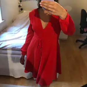 Somrig röd klänning i lite tjockare material från Nelly. Inte använd så mycket.😊