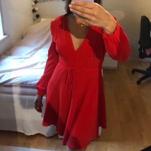 Somrig klänning - Somrig röd klänning i lite tjockare material från Nelly. Inte använd så mycket.😊