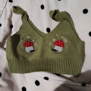 Stickad croptop - Stickad croptop med svampar. Stretchigt material. Storlek S