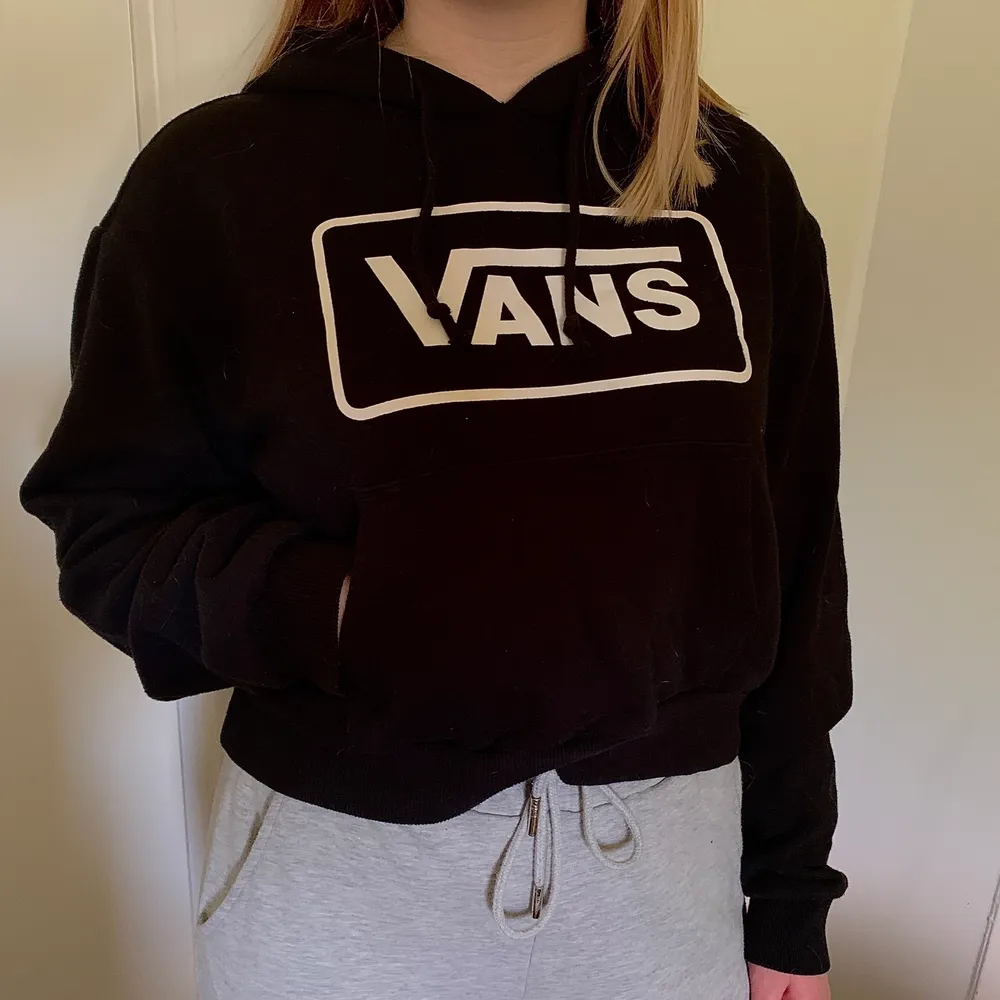 Svart Vans hoodie🖤 Storlek S. Säljer då den inte kommer till användning längre. Köparen står för frakt.. Tröjor & Koftor.