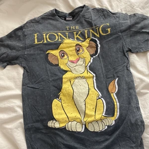 T-shirt med tryck strl s - Säljer denna supersöta t-shirten med lejonkungen tryck från bershka i strl s. Superbra skick! Aldrig använd. Säljer för 70kr + frakt🫶🏼🌺