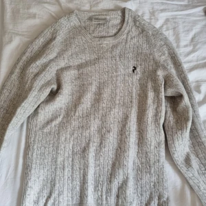 Peak Performance stickad tröja - En stickad grå tröja från märket Peak Performance. 100% lammull. Storlek L men passar S/M, har en tight fit.